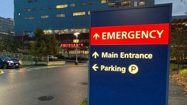 Paniğe kapılan ebeveyn 911'i arayarak bebeğinin nefes almadığını ve dudaklarının morardığını bildirdikten sonra ilk müdahale ekipleri bebeği Fraser Memorial Hastanesi'ne nakletti.