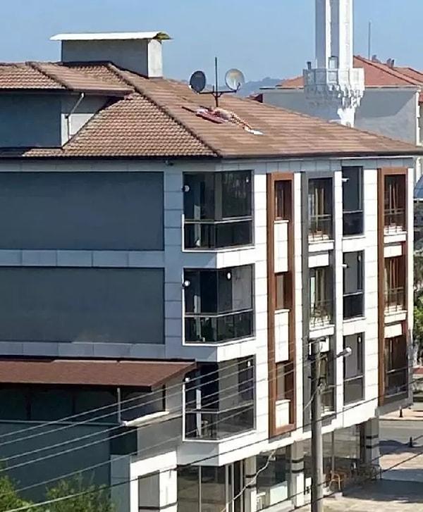 Cedidiye Mahallesi’nde öğle saatlerinde 3 katlı bir apartmanın çatısında çıplak halde yatıp, güneşlenen erkeği görenler durumu polise haber verdi.