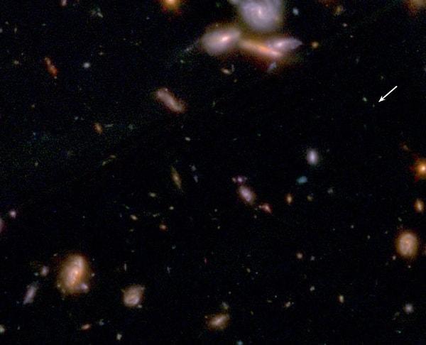 Freese ve meslektaşları, yörüngedeki gözlemevinden gelen verilerde herhangi bir karanlık yıldızın gizlenip gizlenmediğini görmek için, erken galaksilerin JWST araştırmasından elde edilen görüntüleri incelediler.