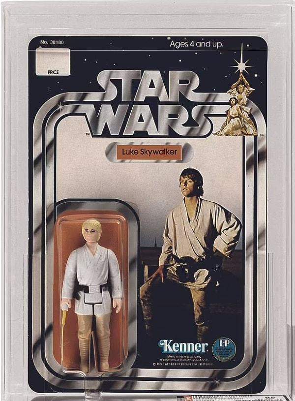 Serinin ilk filmi Star Wars: Bölüm IV – Yeni Bir Umut'un ardından Kenner tarafından piyasaya sürülen ve hala orijinal bir şekilde kapalı ambalajında olan Luke Skywalker figürü, satışa çıkarıldı.