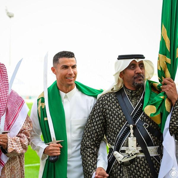 Suudi Arabistan Ligi'ne giden yıldızların Şampiyonlar Ligi'nden uzak kalmaması yönündeki düşüncelerin ütopik olmadığı belirtilen haberde, yıldız isimlerin wild card ile Şampiyonlar Ligi'nde boy göstermesi planlanıyor.