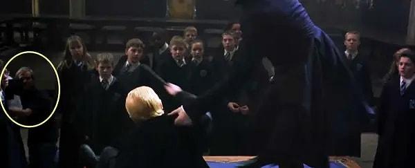 12. Harry Potter ve Sırlar Odası'nda, Harry ve Draco arasındaki düello sırasında, arkadaki kameramanı görebilirsiniz.