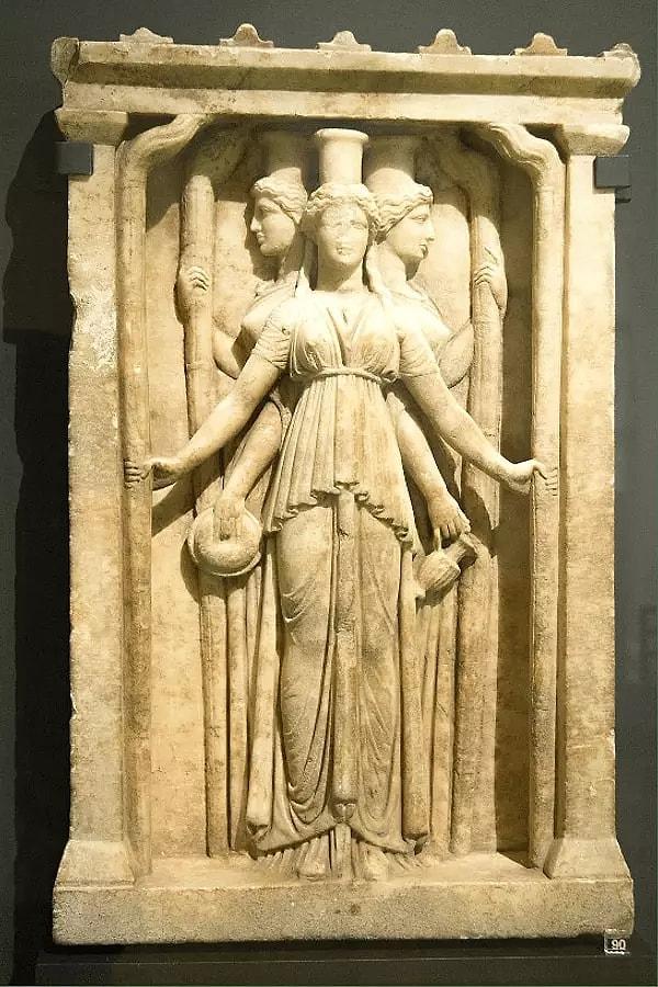 Antik Yunan dönemine ait bir uygulama, büyücülük tanrıçası Hekate'nin üç yüzünün tasvir edildiği bir heykelin kapı eşiğine yerleştirilmesiydi.