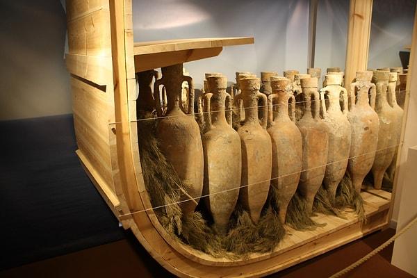 Günlük yaşamda sıklıkla tercih edilen seramik saklama kapları, çoğunlukla iki kulplu ve hacmi ikiye katlanabilen özelliğiyle bilinen amphora idi.