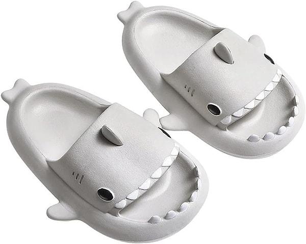 14. Baby Shark şarkısını dilinden düşürmeyen minikler için çok tatlı bir sandalet.