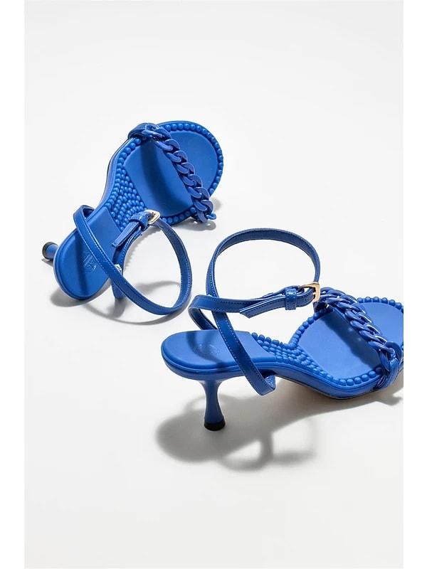 4. Mavi renk kısa topuklu bu ayakkabı sezonun sevilen modellerinden.