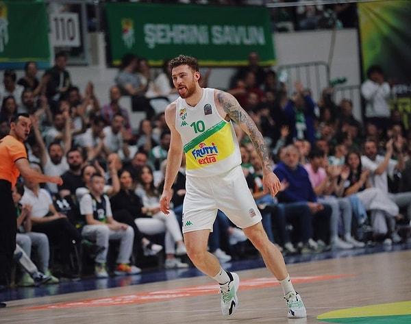 Geride bıraktığımız sezon Türkiye Basketbol Süper Ligi'nde en çok gelişim gösteren oyuncu seçilen Onuralp, EuroCup'ta ise sezonun en iyi ikinci 5'inde yer almıştı.