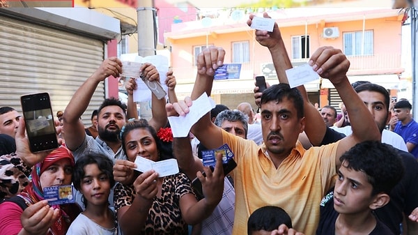 Merkez Yüreğir ilçesine bağlı 19 Mayıs Mahallesi’nde 2 kuyumcu işleten Atahan Kıyağa'nın (45), mahallenin güvenini kazanarak vatandaşlardan kar vaadiyle altınlarını dolandırdığı iddia edildi.