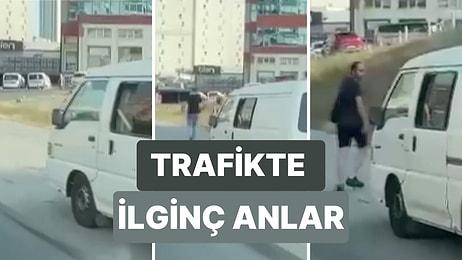 İstanbul’da Bir Sürücü Arkasında "İnan Hiç Farketmez" Yazan Aracıyla Kaldırımdan Gidip Yayalardan Yol İstedi