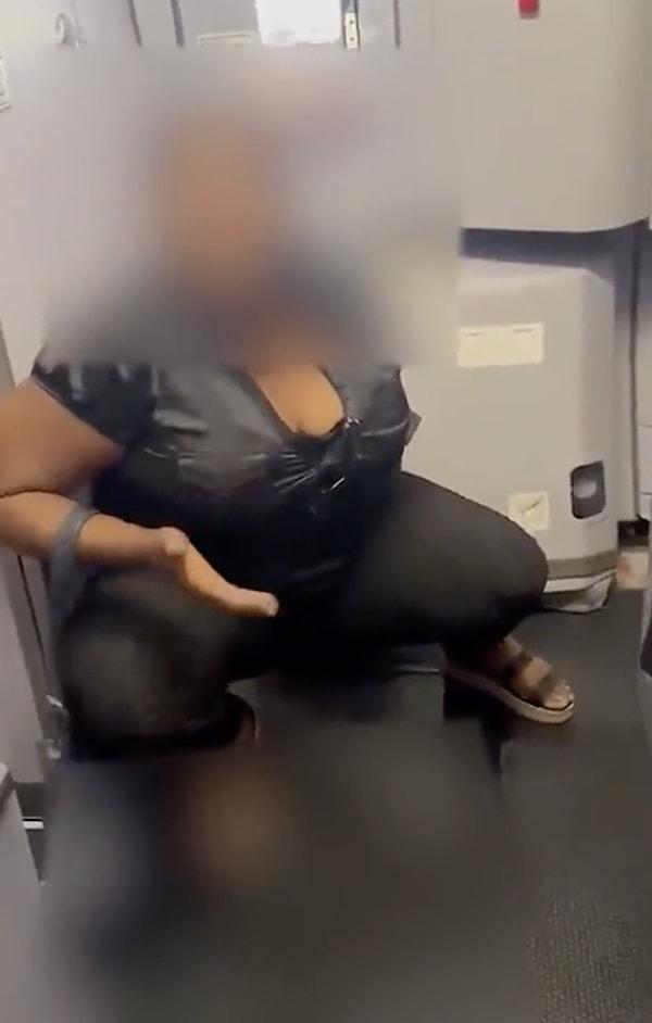 Bahsi geçen videoda yer alan kadın, yolcu koltuklarının yanında yere çömelip tuvaletini yaparken Spirit Airlines mürettebatı da o anları videoya aldı.