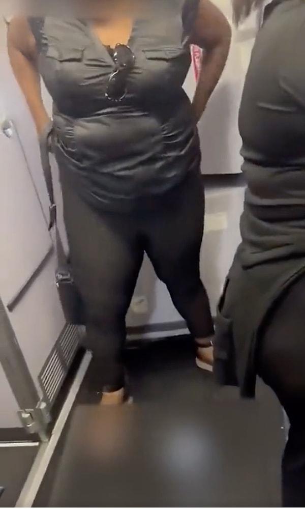 Uçuş görevlisi sinirli kadına yanıt olarak yalnızca "Kameraya merhaba de!" dediği duyulurken kadın, "Çişimi daha fazla tutamıyorum!" diye bağırdı.