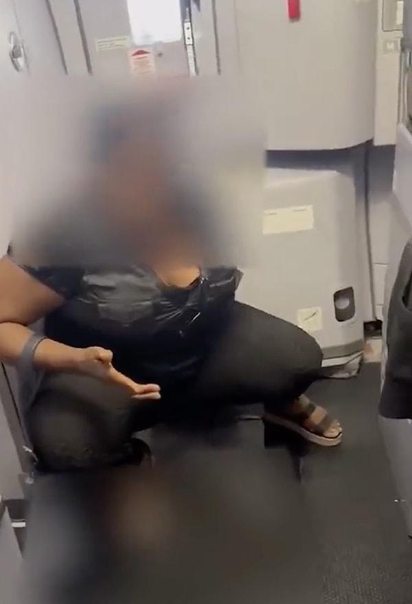 Uçuş görevlisi "Kendini suçlamasın" diye bağırırken kadın ise "Ne isterseniz yapabilirsiniz." dedi.