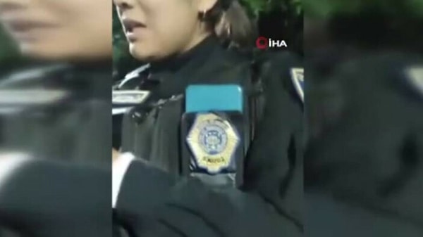 Görüntülerde, sürücünün polis memuruna, “Nefesin alkol kokuyor, düzgün konuşamıyorsun bile” dediği, polis memurunun ise sürücüye, “Hakkımda İçişleri Bakanlığı’na şikayette bulunabilirsiniz” cevabını verdiği duyuldu.