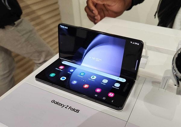 Yeni Galaxy Z Fold 5, ülkemizde performansı gibi yüksek bir fiyata sahip olacak. Samsung'un yeni yıldızının giriş modeli 64.999 TL'lik fiyat etiketi ile yakında raflardaki yerini alacak.