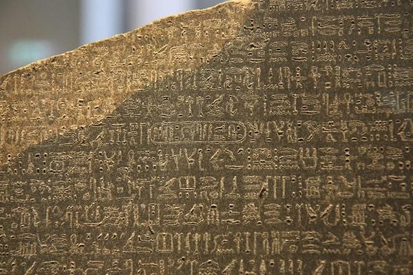 16. 1799'da Fransız ordusu Mısır'dan geçerken, bir birlik Rosetta şehrinde bir taş levha buldu. Levhanın üzerinde garip yazılar vardı. Uzmanlar inceledikten sonra Yunanca olduğu anlaşıldı.