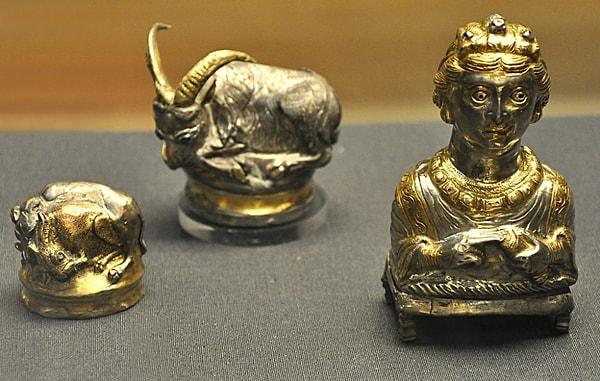 17. British Museum'da sergilenen en ünlü ve değerli eserlerden biri Hoxne Hoard'dır. 14 bin 865 sikke, 200 gümüş sofra takımı ve altın takılardan oluşuyor. 1992 yılında Birleşik Krallık'taki Hoxne köyünde Eric Lawes tarafından bulundu.