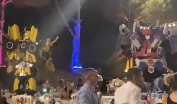 Düğüne çağırılan iki Transformers Ankara havası eşliğinde dans etti.