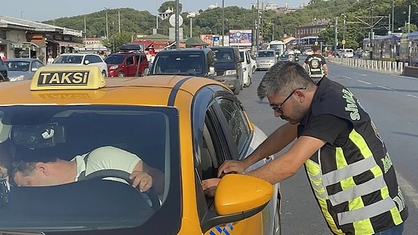 Aksu, “75 lira alan taksicilere ait şikayetleri biz de gördük. Sosyal medyada paylaşılanları inceledik. Kesinlikle UKOME kararı olmadan kimse kafasına göre taksimetre ücret tarifesini değiştiremez. Müdahale de edemez. Elektronik ortamda, Sanayi ve Teknoloji Bakanlığı tarafından ayarlanıyor. Tarife değişikliği resmi anlamda yapılmadı. Yapılana kadar da kimse kafasına göre farklı tarife alamaz. Büyükşehir belediyesi bu konuda yaptırım yetkisini uyguladı. Denetimle yapılıyor, kesinlikle tarife değişikliği olana kadar da hiçbir şoför kardeşimizin böyle farklı tarife almasına gerek yok” ifadelerini kullandı.