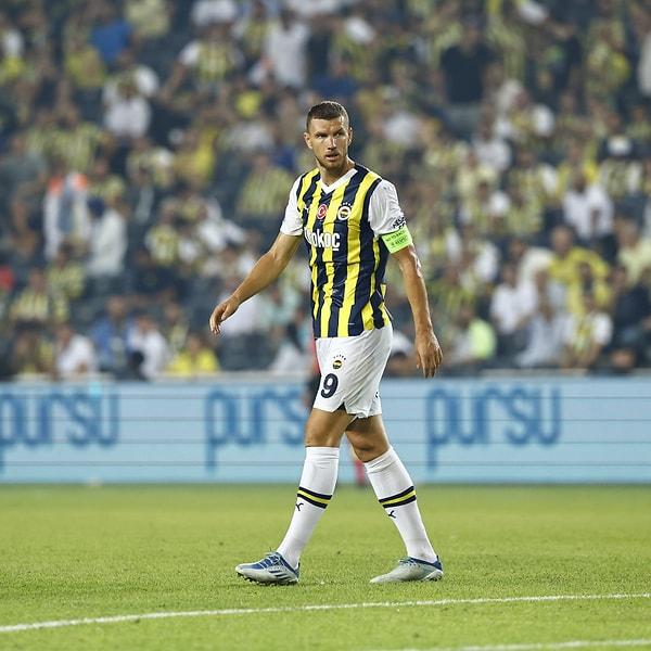 İkinci yarıda da hız kesmeyen Fenerbahçe; Edin Dzeko, Sebastian Szymanski ve oyuna sonradan giren Joshua King'in golleriyle skoru 5-0 yaptı.