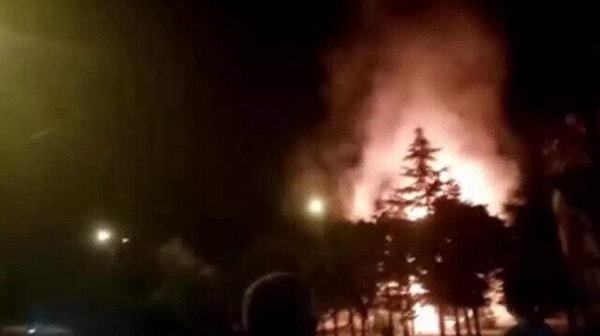 Elmadağ Kaymakamı Alper Tanrısever, kaza yapan bir TIR'da yangın çıkması sonucu patlamalar yaşandığı açıkladı.