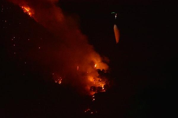 Karadan ulaşımın güçlükle sağlandığı bölgedeki yangına gece saatlerinde gece görüşlü helikopterlerin desteğiyle karadan müdahale edildi.