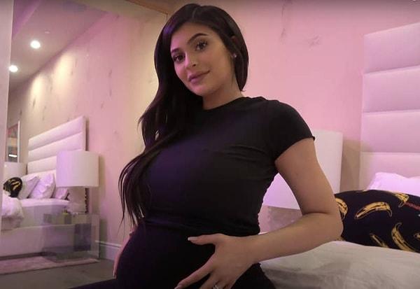 İlk çocuğu olan dünyalar tatlısı Stormi’ye hamile kalmadan 6 ay önce meme ameliyatı olduğunu söyleyen Kylie’nin verdiği tarih, 2016 senesinin son aylarına denk geliyor.
