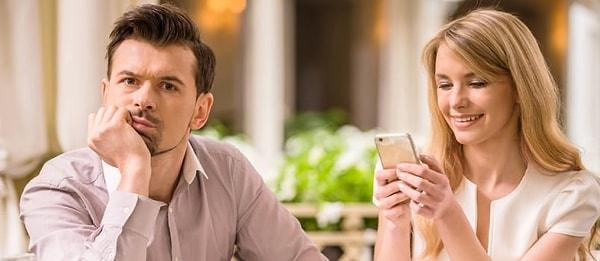 Computers in Human Behavior’da yayınlanan bir çalışma, eşinizle sohbet etmek ve onu dinlemek yerine telefona bakmanın mutlu bir evlilik için kötü bir haber olduğunu söylüyor.