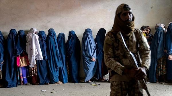 2021 yılında Afganistan'a Taliban'ın yönetimi ele geçirmesinin ardından tüm dünya ülkedeki ilginç yasakları, uygulamaları ve özellikle de kadınların günlük hayatını zorlaştıracak kurallarını konuşuyor.