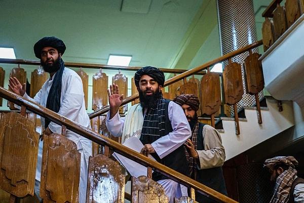 Afganistan'da toplumu "İslam'a uygun davranmaya" yönlendirmekle görevli bir kurum olan Davet ve Rehberlik Direktörlüğü'nün başında bulunan Wror, kravatların yok edilmesi gerektiğini söyledi.