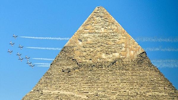 15. "Dünyanın Yedi Harikası"ndan günümüze ulaşabilen tek yapı olan ve Mısır'da yer alan piramit hangisidir?