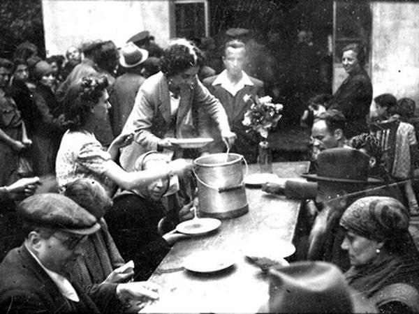 1943'te Mussolini tutuklandığında Cervi ailesi, Campegine kasabasının meydanında halka tereyağı ve peynirli makarna dağıtarak faşist diktatörlüğün bitişini şenlikle kutladı.