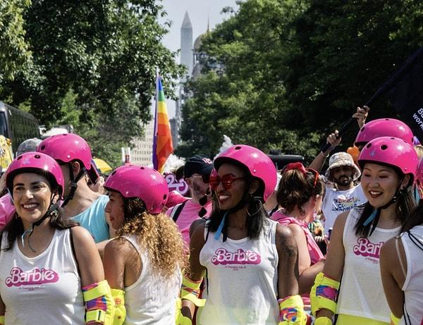 8. ABD'nin Washington ve New York gibi farklı bölgelerinde gerçekleşen Pride kutlamalarına Barbie tişörtlü, kostümlü gruplar katıldı.