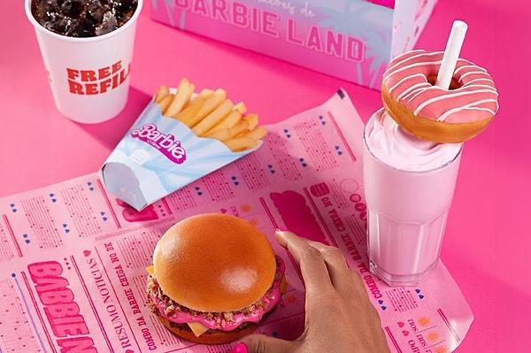 16. Tek yiyecek dondurma olmadı, Burger King de Barbie ile anlaşarak renkli bir menü sundu insanlara.