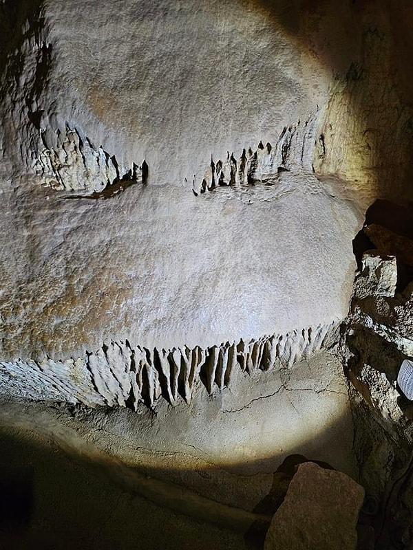 9. Bu mağarada oluşan kaya formasyonları bi' tık ürkütücü gibi...