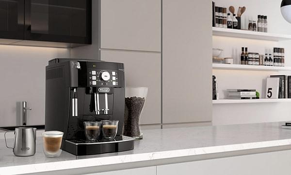 En sevdiğiniz kahveyi özelleştiren, çekirdekten fincana en taze ve lezzetli kahveyi içmenizi sağlayan Delonghi Magnifica S Otomatik Kahve Makinesi, istenilen inceliğe göre ayarlanabilen konik çelik öğütücülere sahiptir.