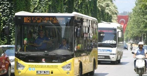 3. Ders çıkışı Kuşadası'na gitmek için beyaz otobüs kullanılır.