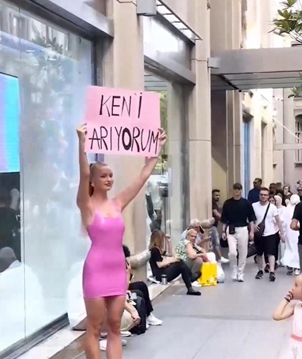 Sokak sokak gezen kadın "Ken'i arıyorum" pankartını gösterirken kadının bunu bir reklam için mi yoksa sosyal medyada beğeni uğruna mı yaptığı bilinmiyor.