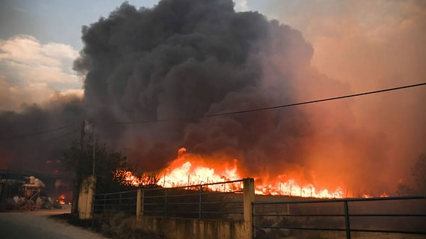 Yunanistan’da yaşanan orman yangınlarında ülkenin hava kuvvetlerine ait bir depoda patlama meydana geldi.