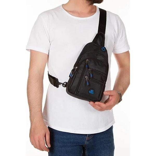 13. Günlük olarak keyifle kullanabileceğiniz krinkıl kumaş, USB kulaklık çıkışlı spor bir erkek çanta modeli.