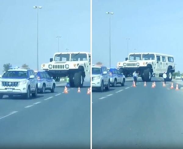 Birleşik Arap Emirlikleri'nin başkenti Dubai'de yolda görülen araç ilginç anlara sahne olurken, araç büyüklüğü nedeniyle manevra yapmakta zorlandı.