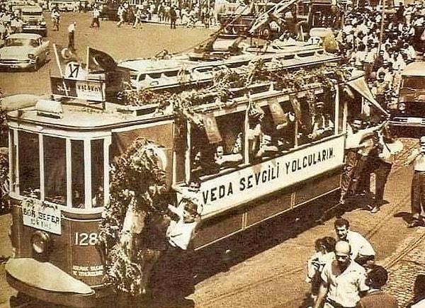 8. Şişli-Karaköy tramvayının son seferi, İstanbul, 1961.