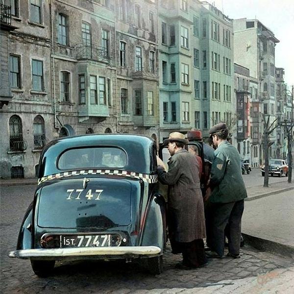 7. Şişhane'de dolmuş ve yolcular, İstanbul, 1950.