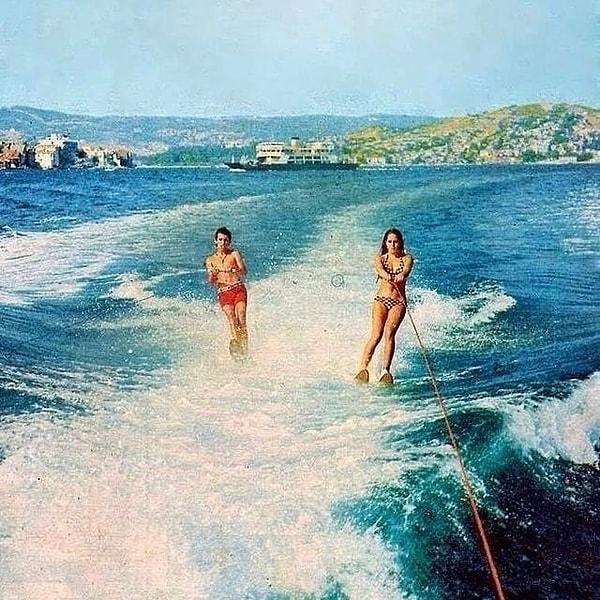 9. Boğazda su kayağı yapan iki genç, İstanbul, 1970.