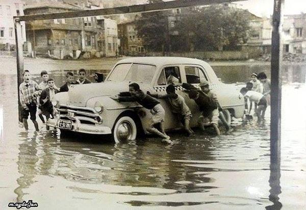 13. Yağmur sonrası, İstanbul, 1950.