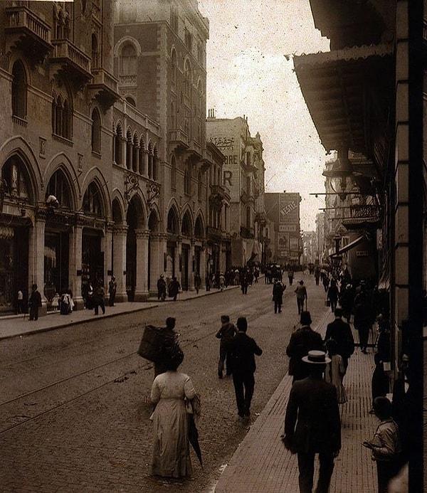 16. İstiklal Caddesi'nde yürüyen insanlar, İstanbul, 1912.