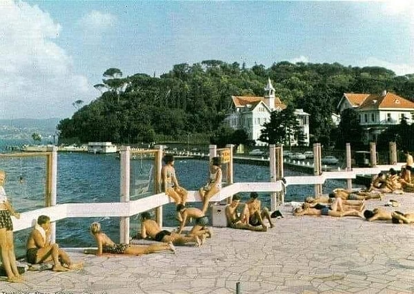 18. Tarabya'da denize giren insanlar, İstanbul, 1970.