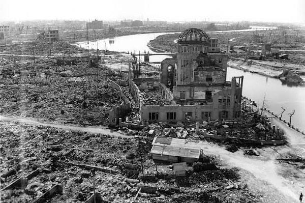 İnsanlık tarihinin en korkunç olaylarından biri olan Hiroşima atom bombası saldırısı, ardında yıkıcı sonuçlar bıraktı. Saldırıya maruz kalan yüz binlerce insan hayatını kaybetti, birçoğu ise fiziksel ve psikolojik sağlığını yitirdi.