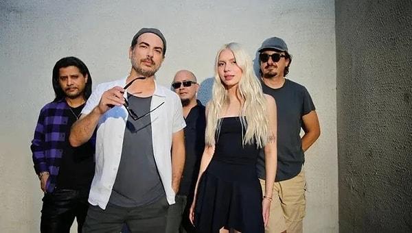 Alternatif rock grubu Mor ve Ötesi ile Türk pop müziğinin genç yeteneklerinden Aleyna Tilki, muhteşem düetleriyle gündeme geldi.