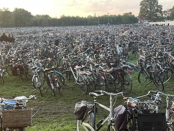 3. Hollanda'da yapılan Zwarte Cross festivalinde bisikletler için ayrılan park yeri👇