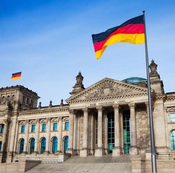 Alman İçişleri Bakanlığı sözcüsü, The Local'a konuşarak, "Aile birleşimiyle ilgili yeni düzenlemelerin 2024 Mart'ından itibaren yürürlüğe gireceği" beklentisini dile getirdi.